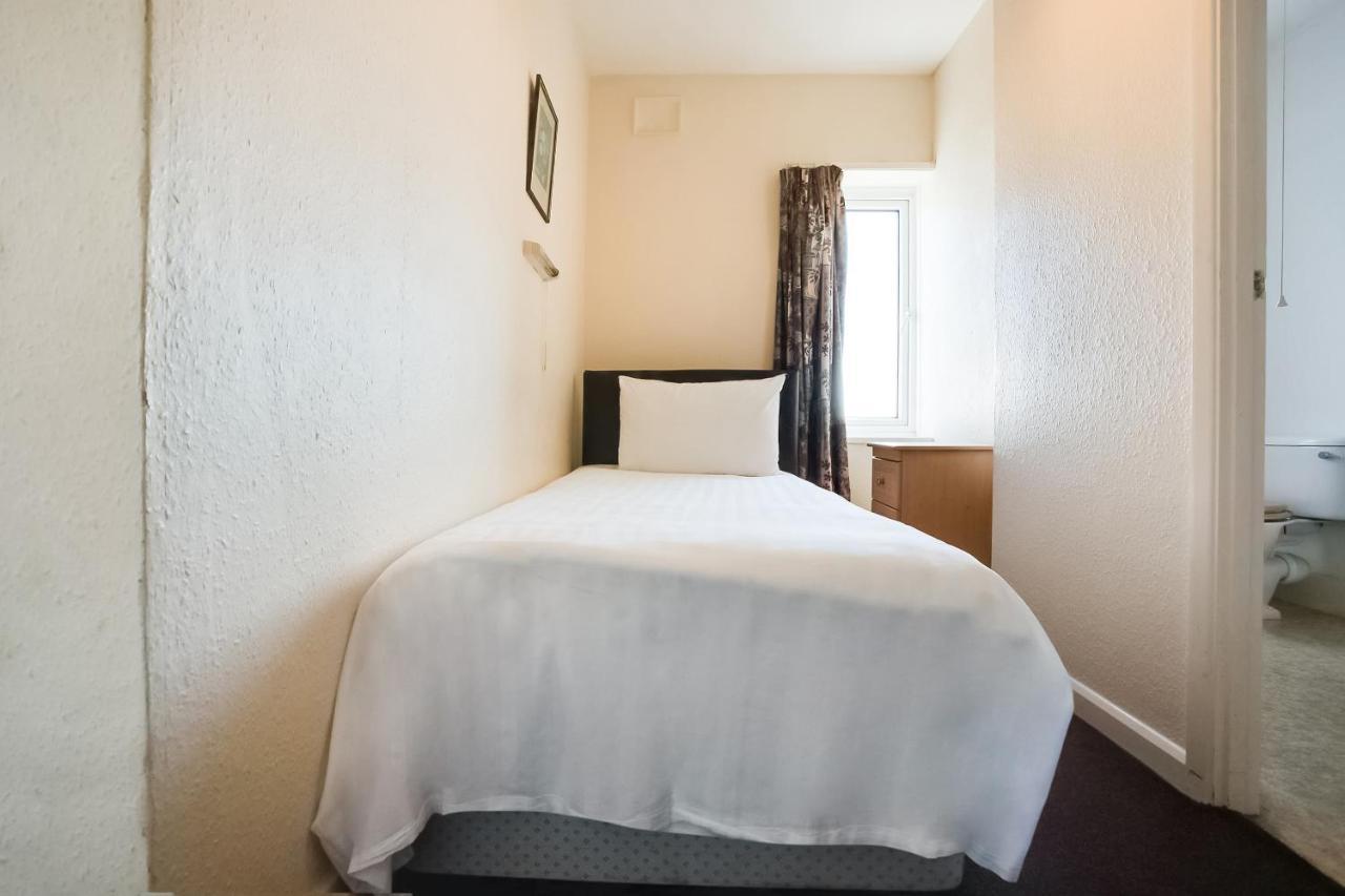 סקגנס Oyo Grosvenor House Hotel מראה חיצוני תמונה