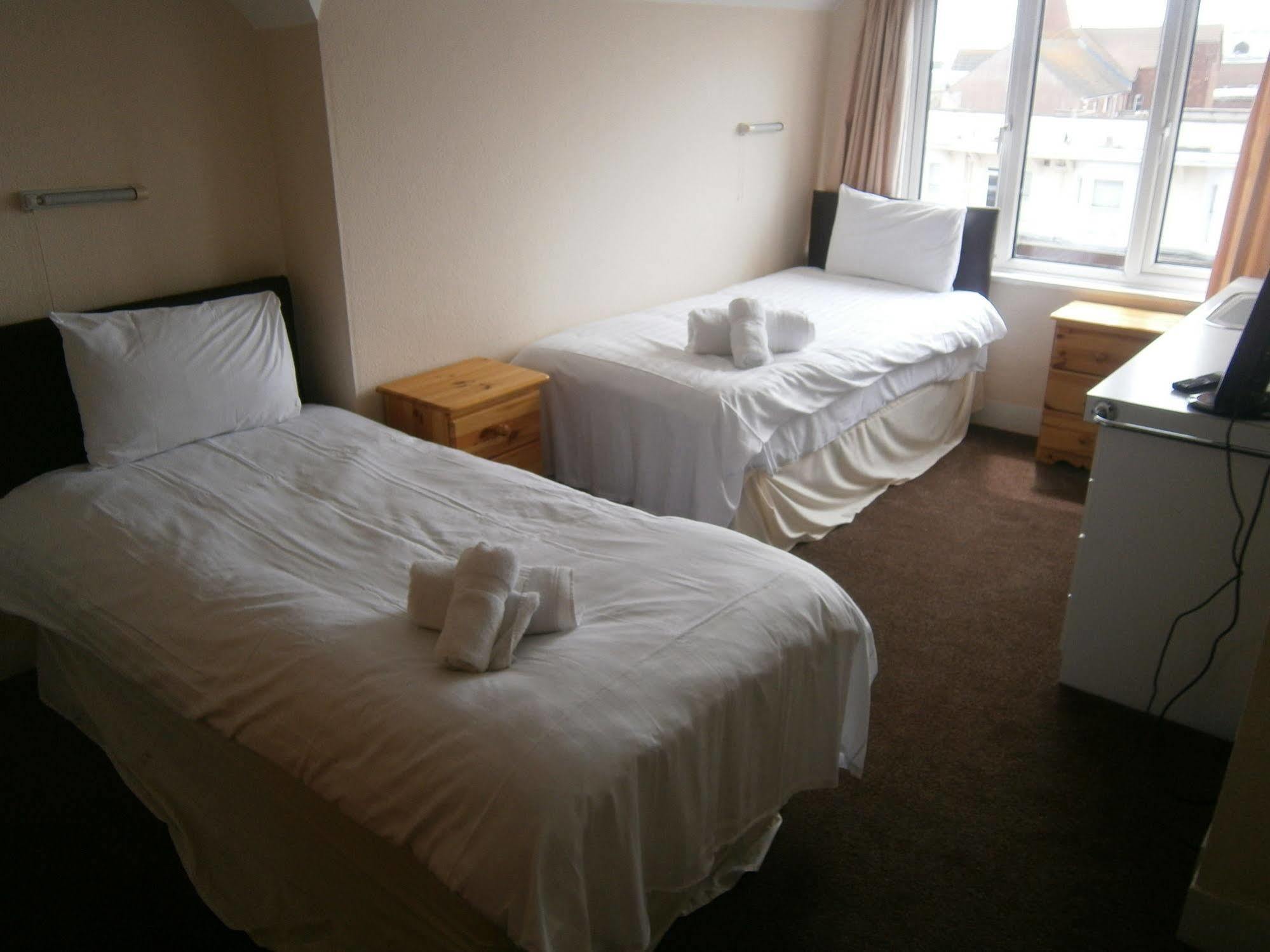 סקגנס Oyo Grosvenor House Hotel מראה חיצוני תמונה